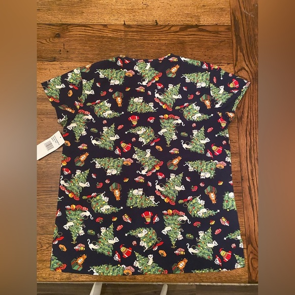 NWT Serene Uniforms Christmas Scrub Top Size Small Cats Christmas Trees Presents - Picture 2 of 2